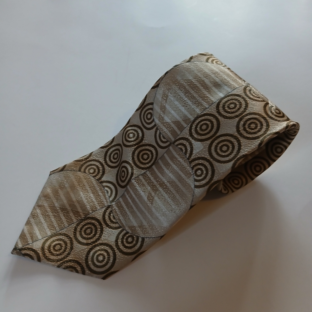Stylish Men's Tie with Gold and Brown Circles